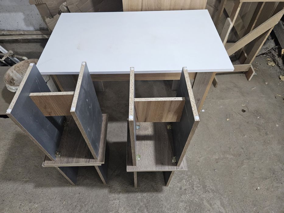 Продам новые стол и 4 табуретки