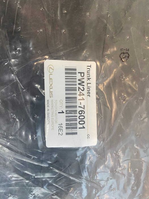 Нова, неизплзвана гумена стелка за багажник на автомобил Lexus UX250h