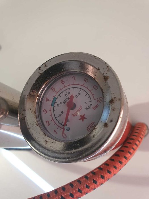 Pompă bicicletă metalică clasică, funcțională cu manometru