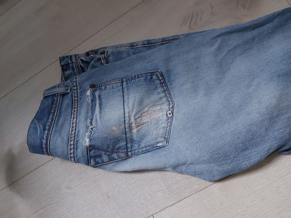 Мъжки дънки на кръпки