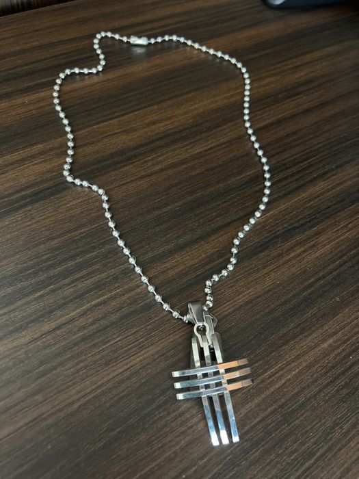 Vând coliere negre cu pandantive.