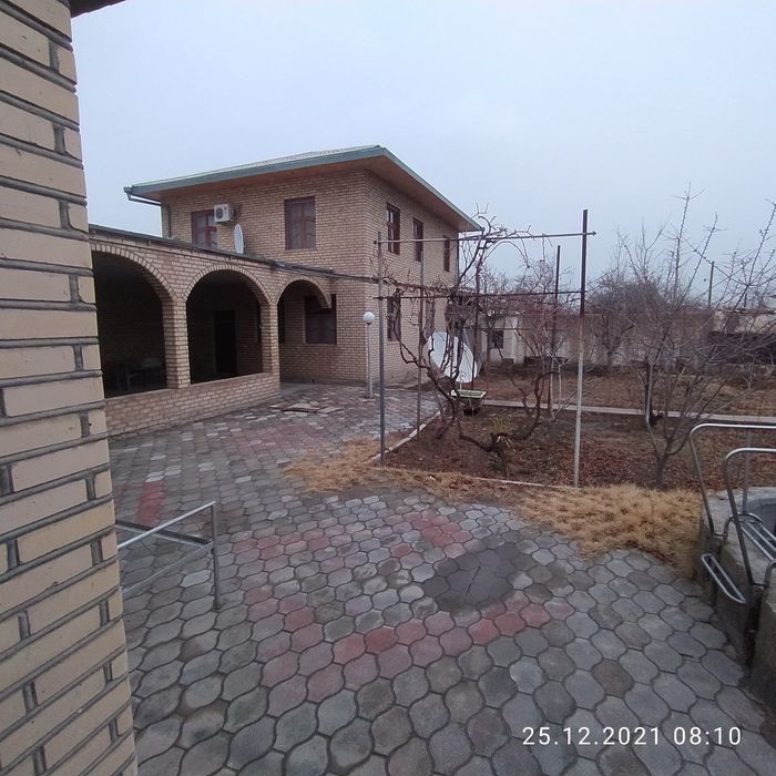 Продаю с пропиской 4 комнаты сауна бассеин 4,5сот. Все условия есть.