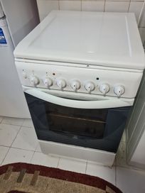 INDESIT Продавам печка на газ и ток, комбинирана