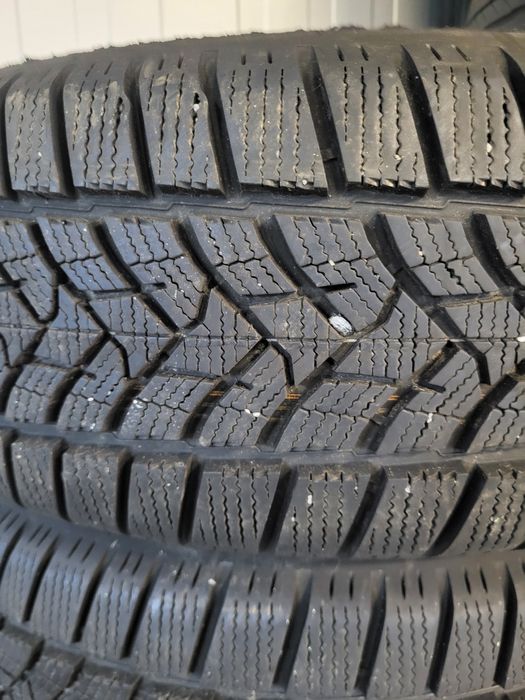 2 бр зимни 225/65/17 Dunlop