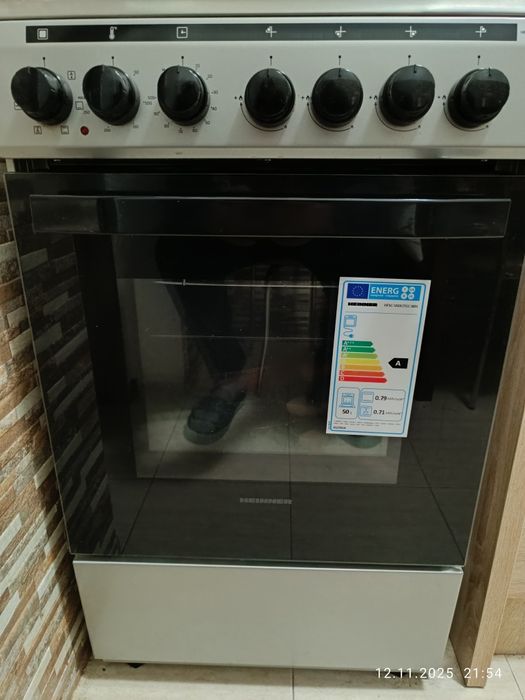 Vând aragaz..cuptorul este electric și plita pe gaz