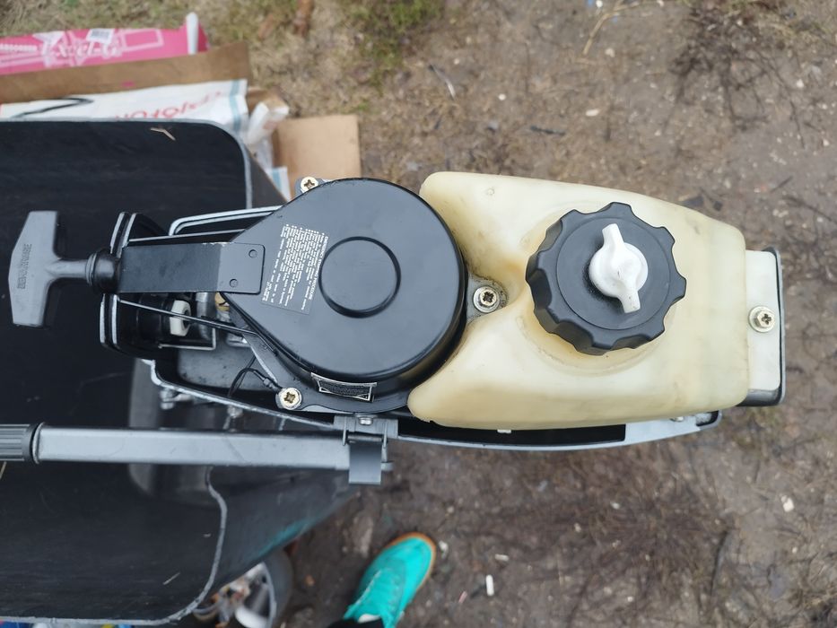 Продавам двигател маринер 3.3