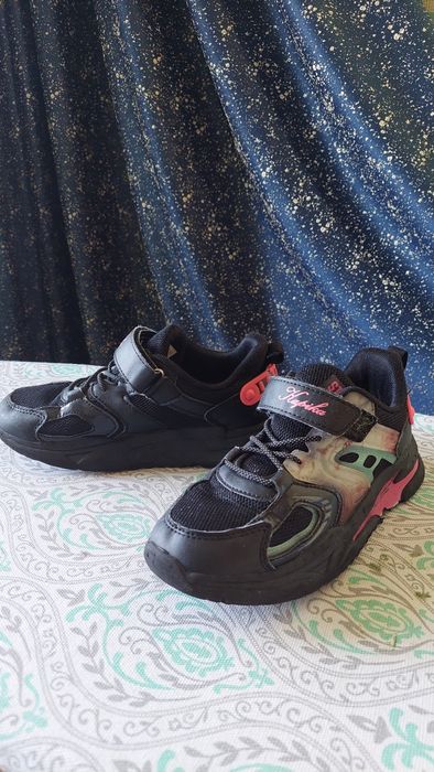 Продам кроссовки детские