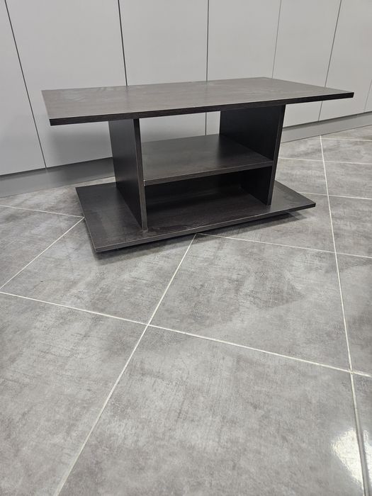 Masa living culoarea neagra
