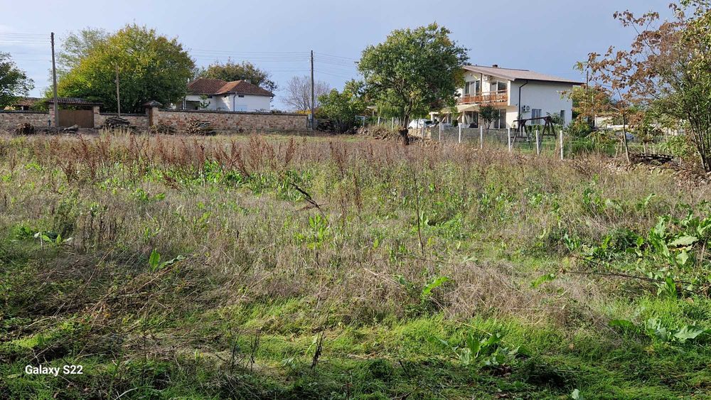 Продавам дворно място в с.Езерец, област Добрич