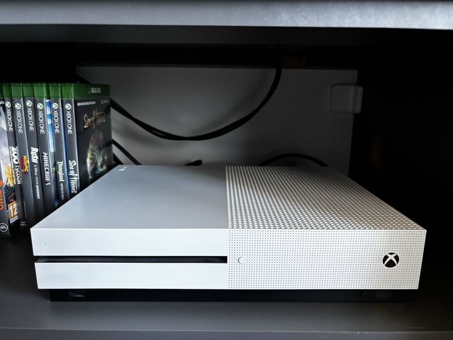 Consola XBox ONE S + 2 controlere wireless compatibile + 7 jocuri DVD
