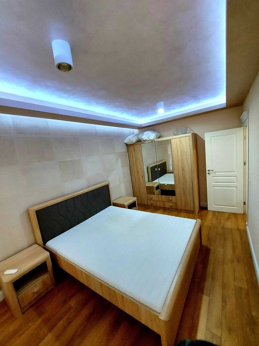 Дава се под наем Тристаен апартамент в Бургас, Център - 120 кв.м за 1020 € - Снимка #1