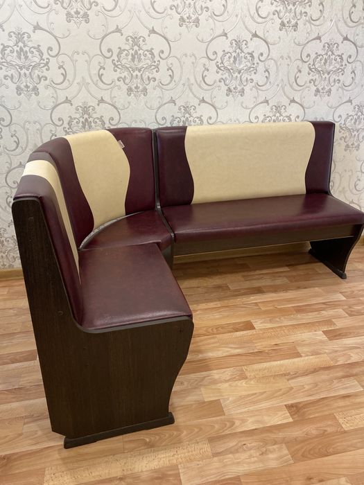 Продам кухонные диванчики и столик