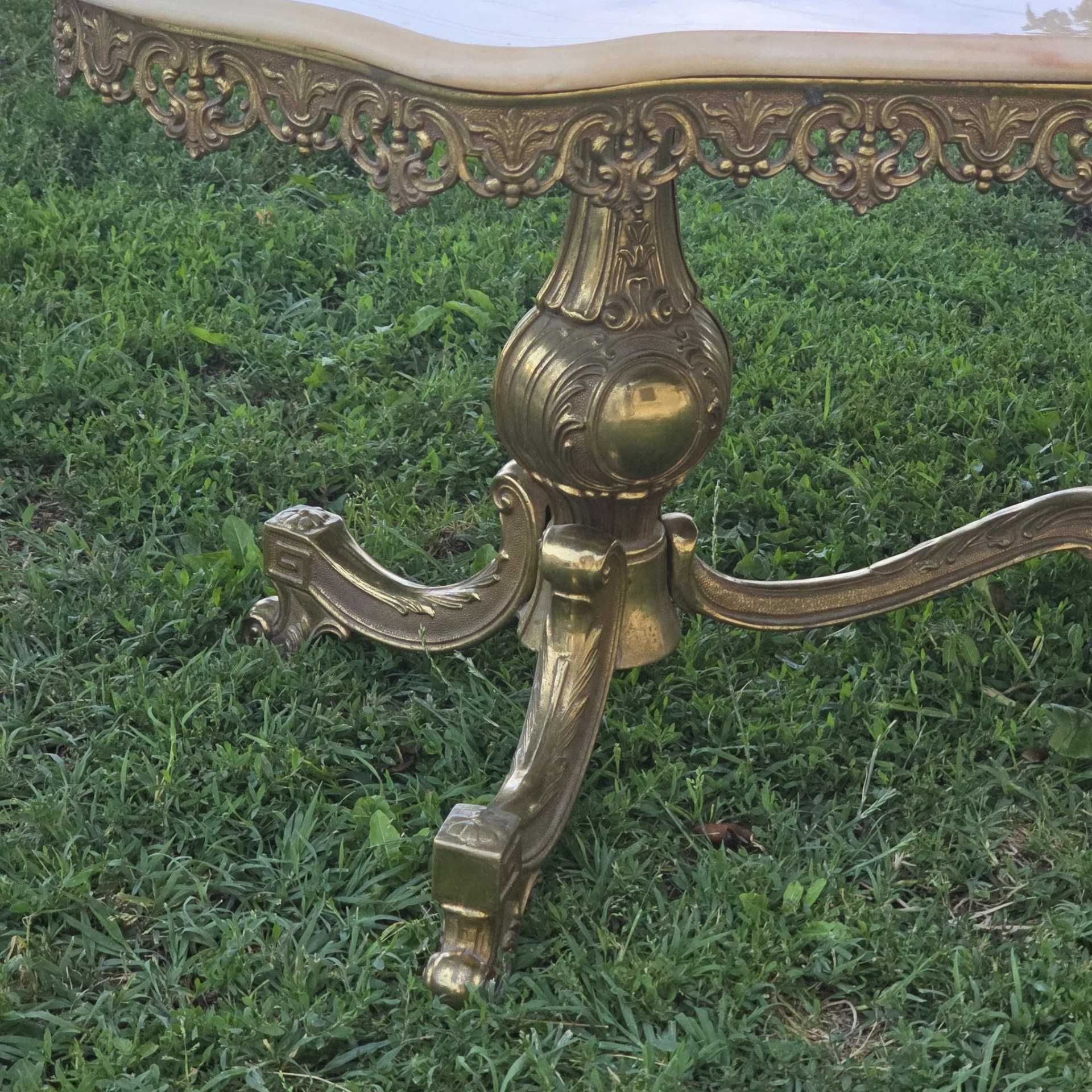 Masuta cu picior de bronz și blat de marmura.