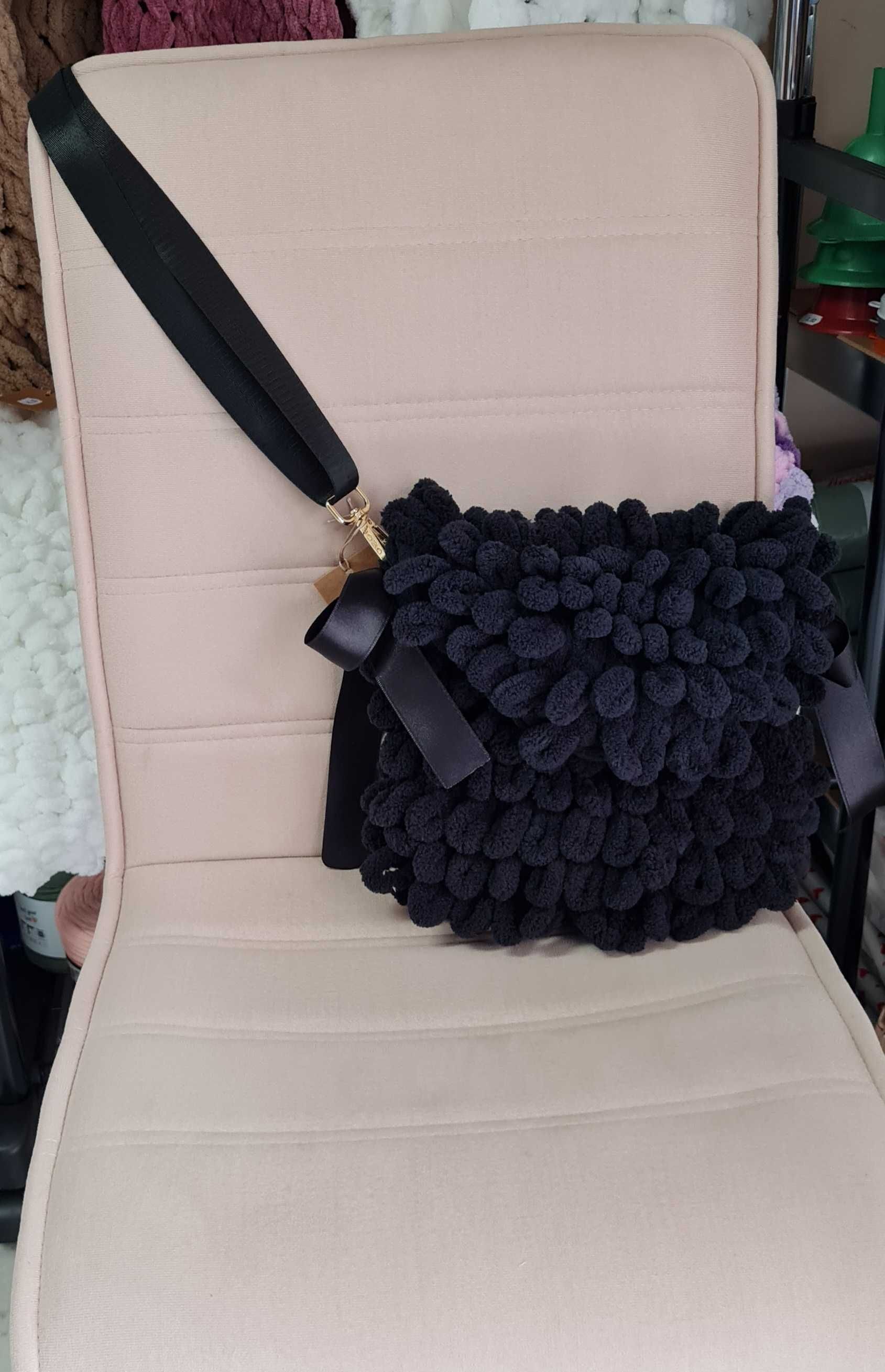 Ръчно плетена дамска чанта от Alize Puffy