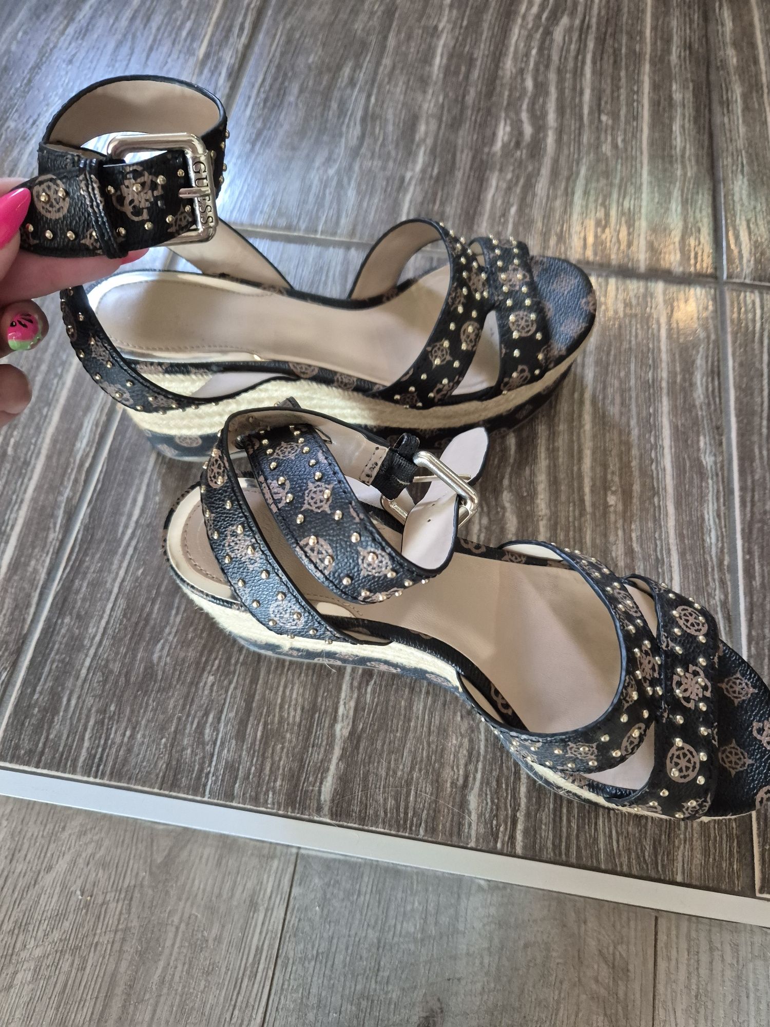 Дамски сандали Guess