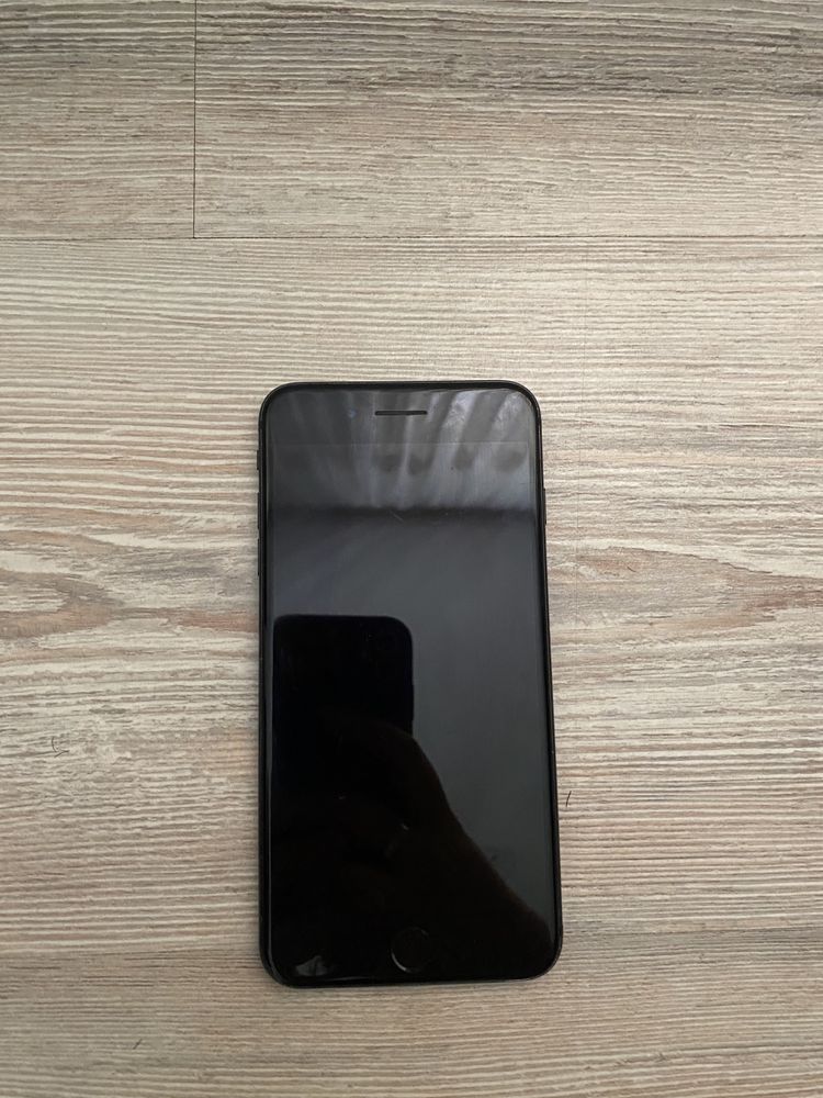 Продам Iphone 7+