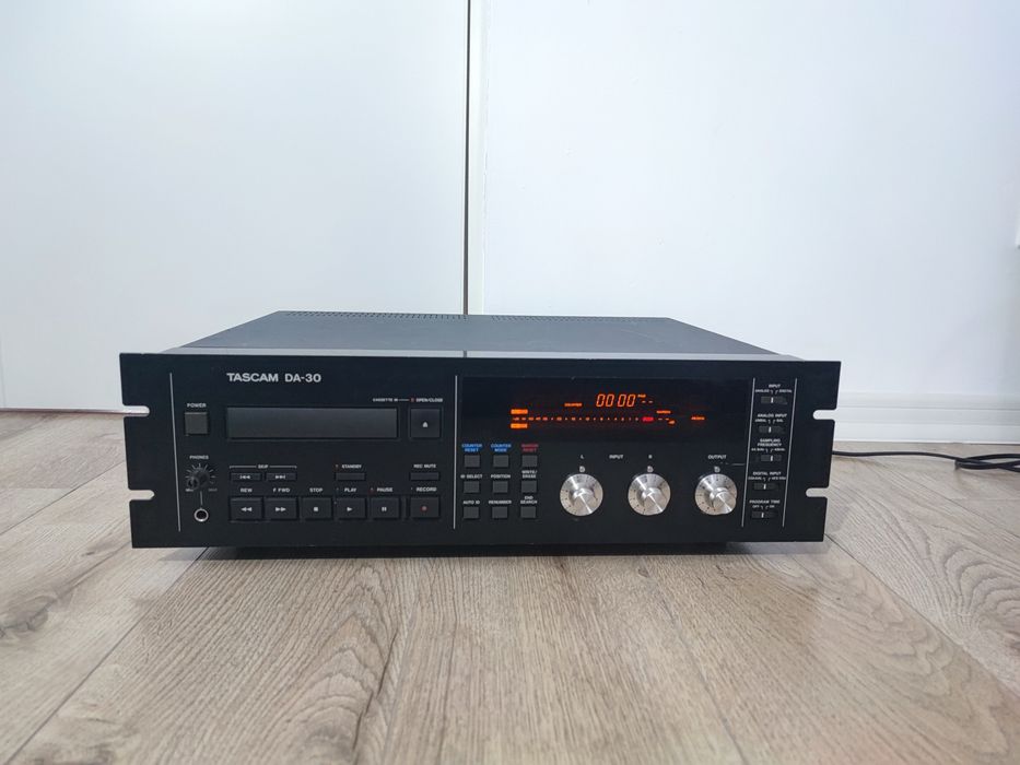 Deck Tascam DA-30 digital audio recorder DAT