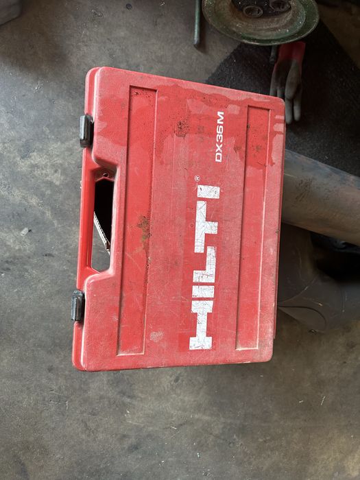 Pistol de puşcat bolțuri , capse ,