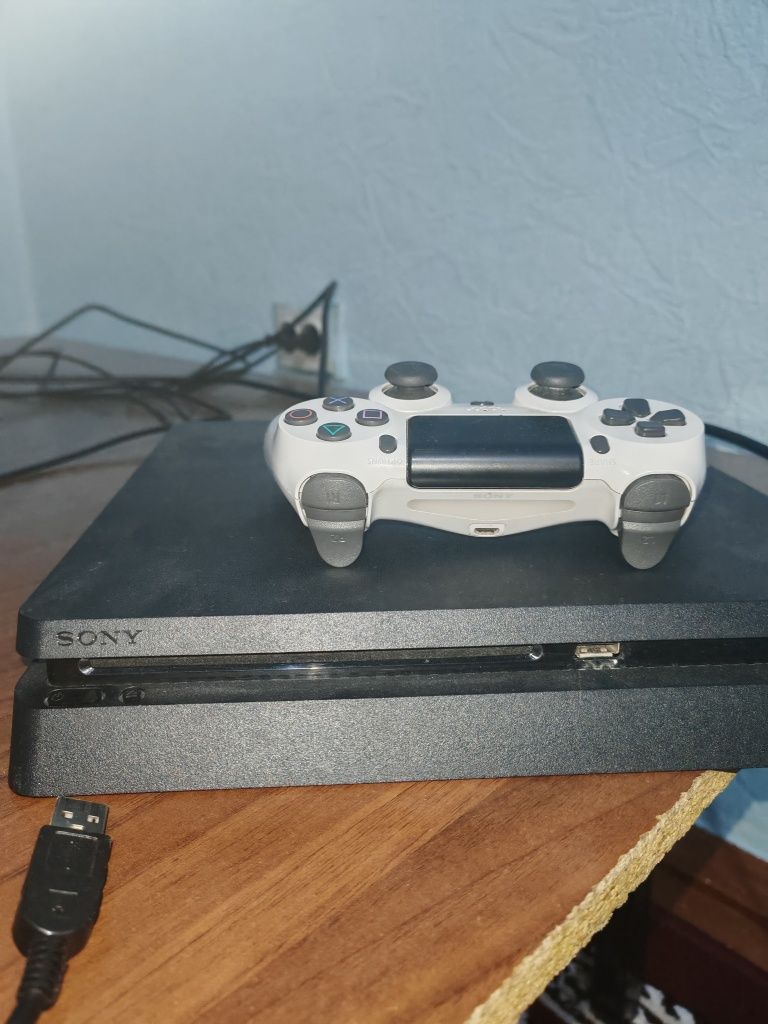 PlayStation 4 slim 1trb