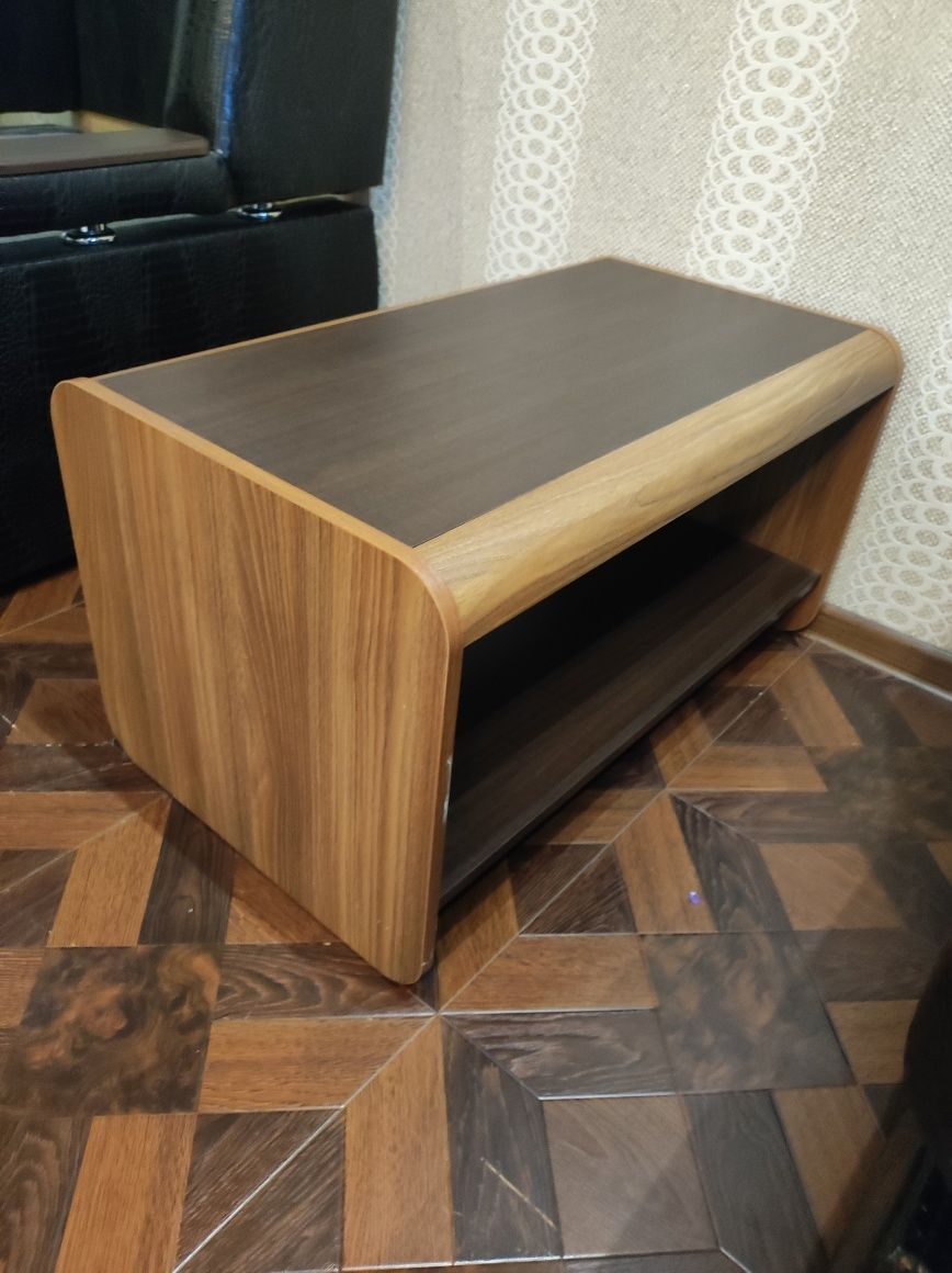 Стол для гостинной