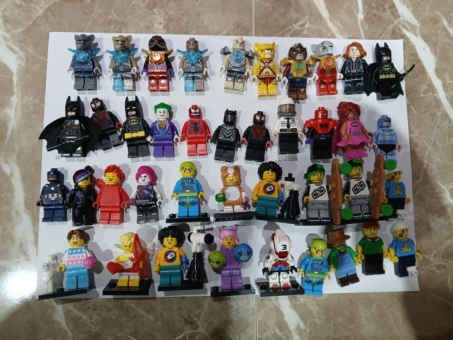 Много оригинални лего фигурки