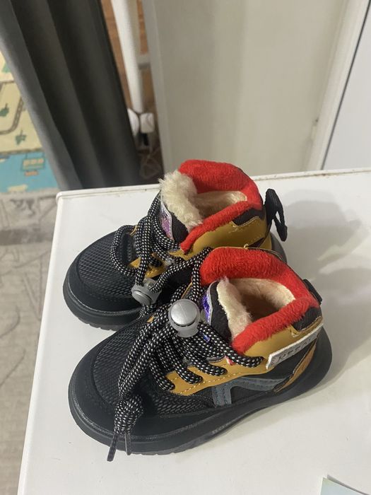 Продам зимнюю обувь детская новая