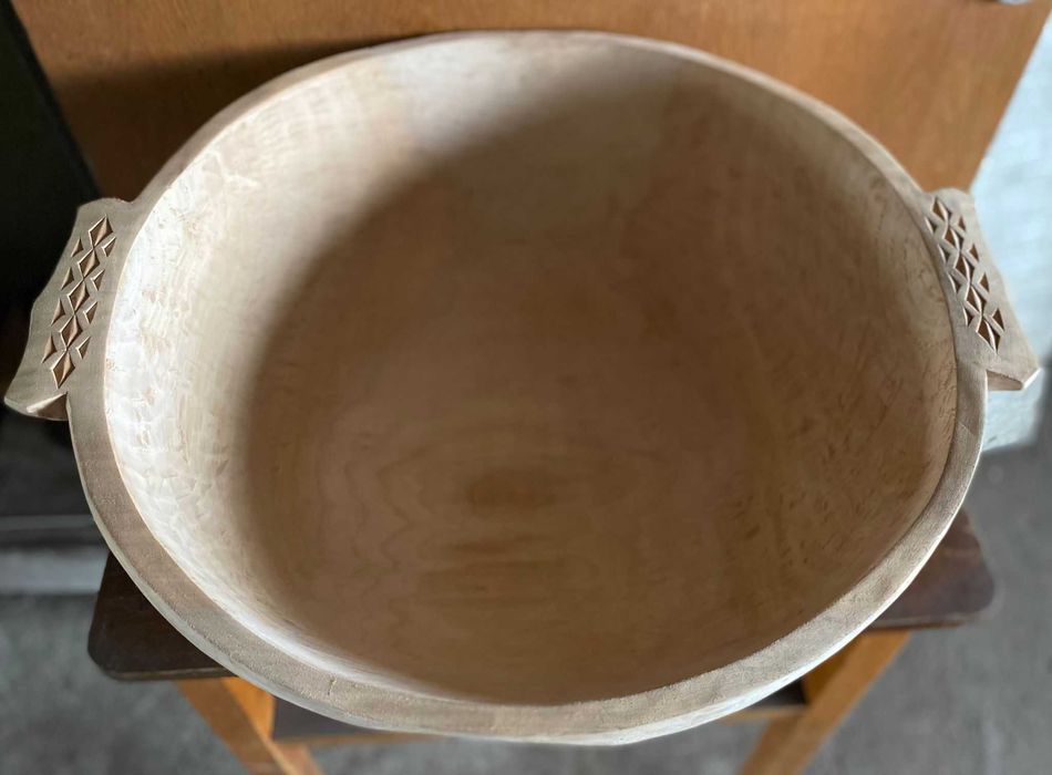 Cos impletit, covata, matura paie, icoane pe piatra si cruce lemn