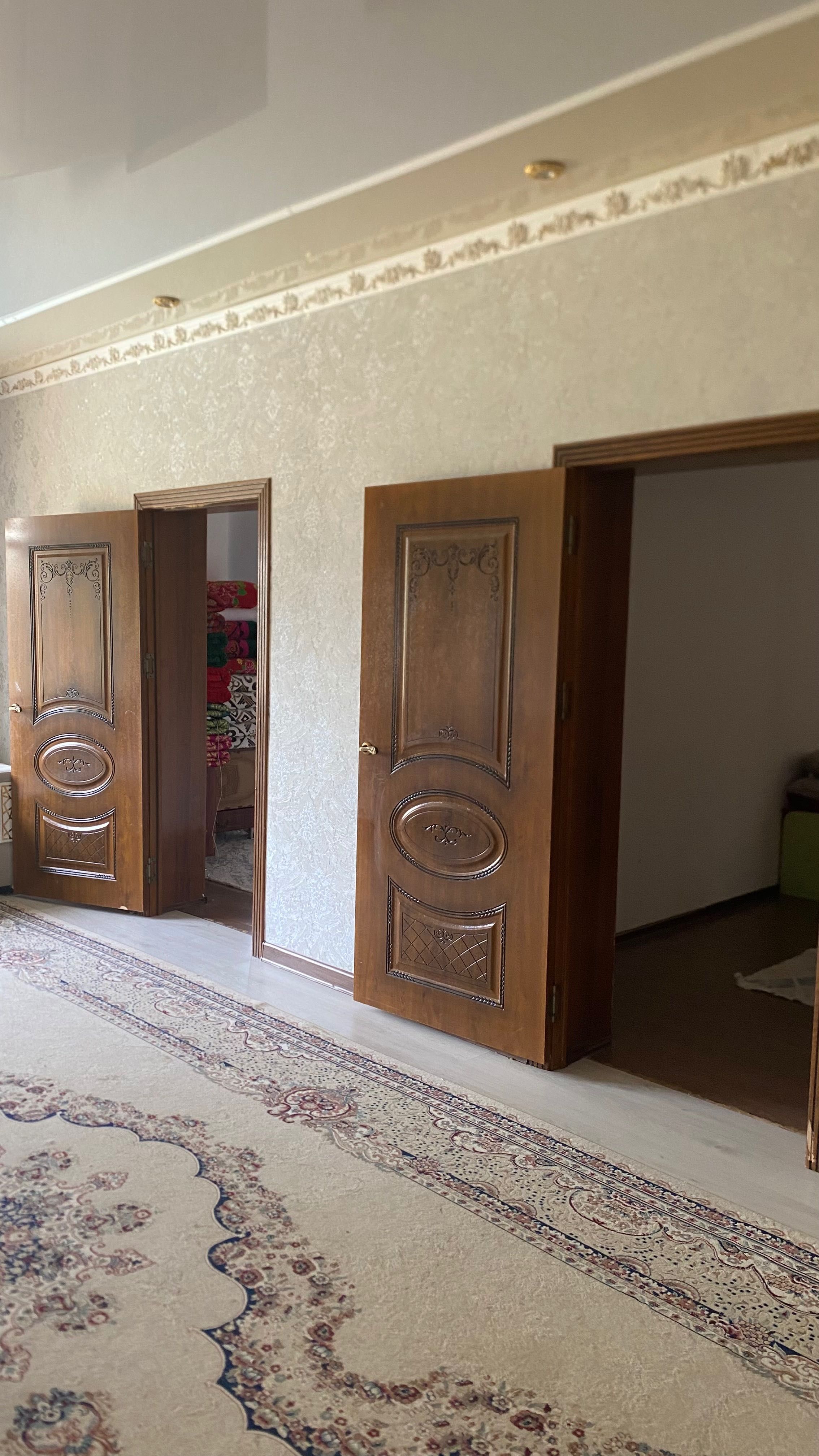 Есіктер сатылады, қосымша жабдықтарын бірге беріп жіберемін.