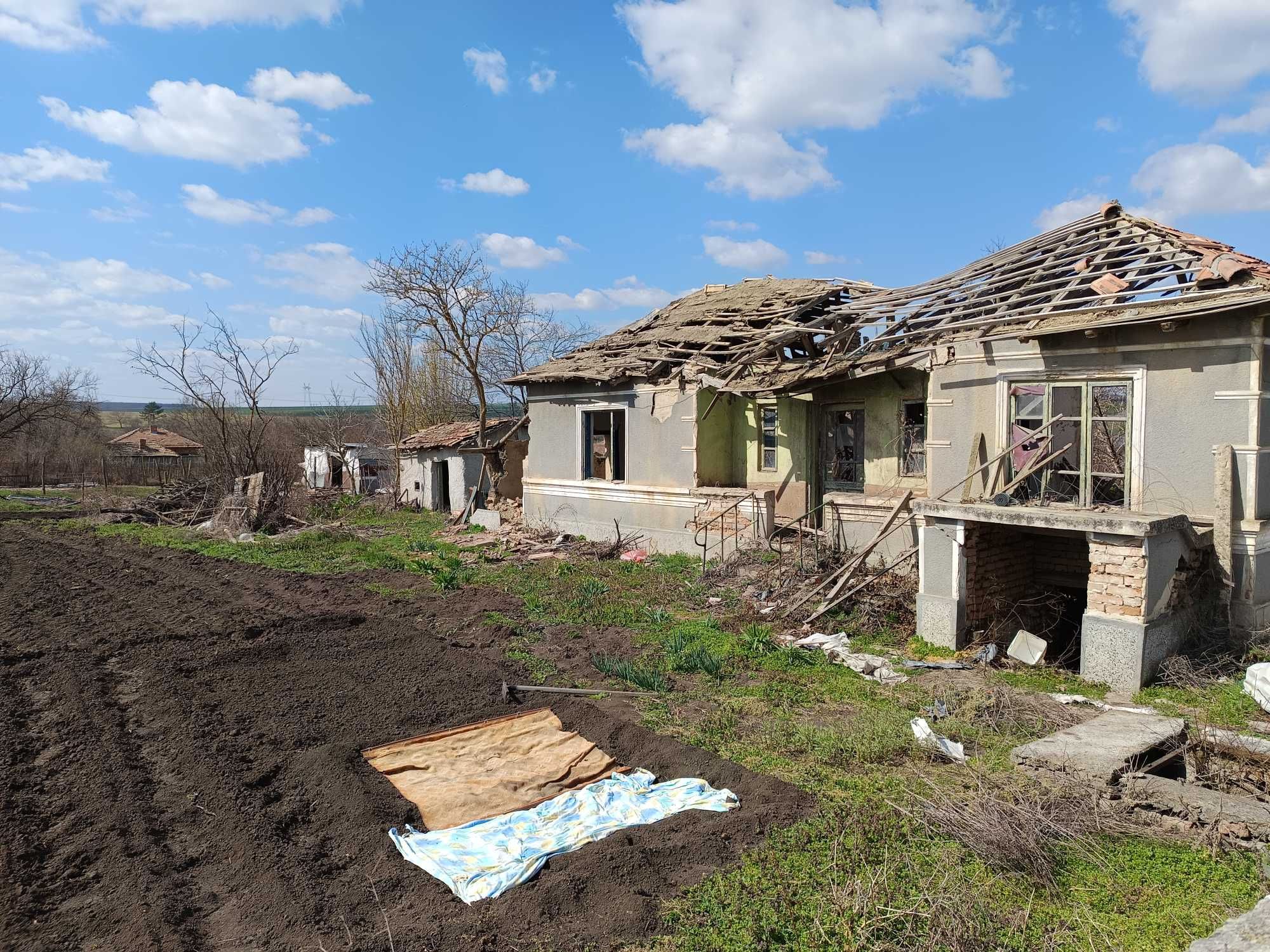 Голям двор с полу съборена къща в село Свобода, област Добрич