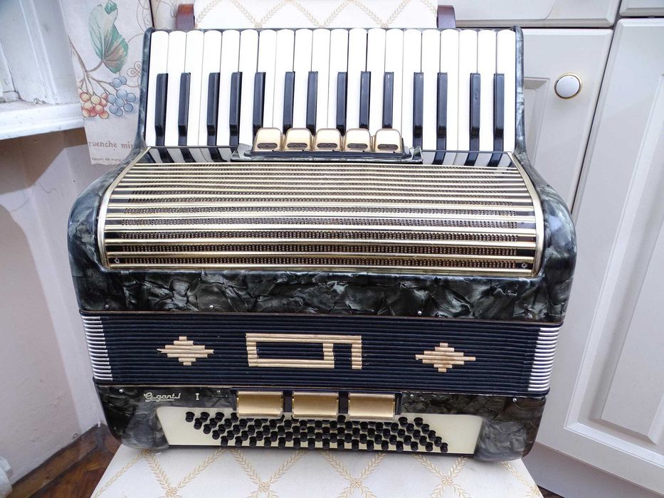 Акордеон "Weltmeister" – винтидж украса, декор - дом или заведение