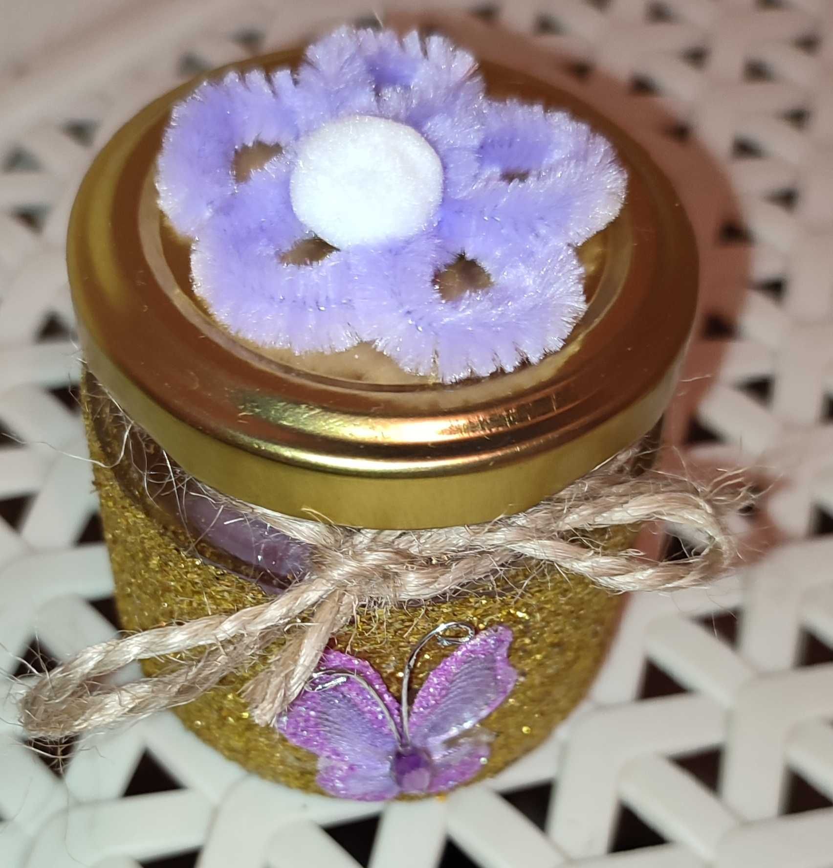 Малки , декорирани бурканчета с чаена свещ