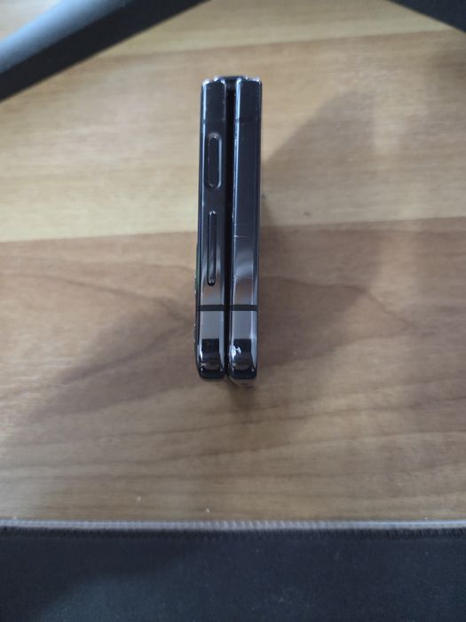 Z flip 4 cu display defect