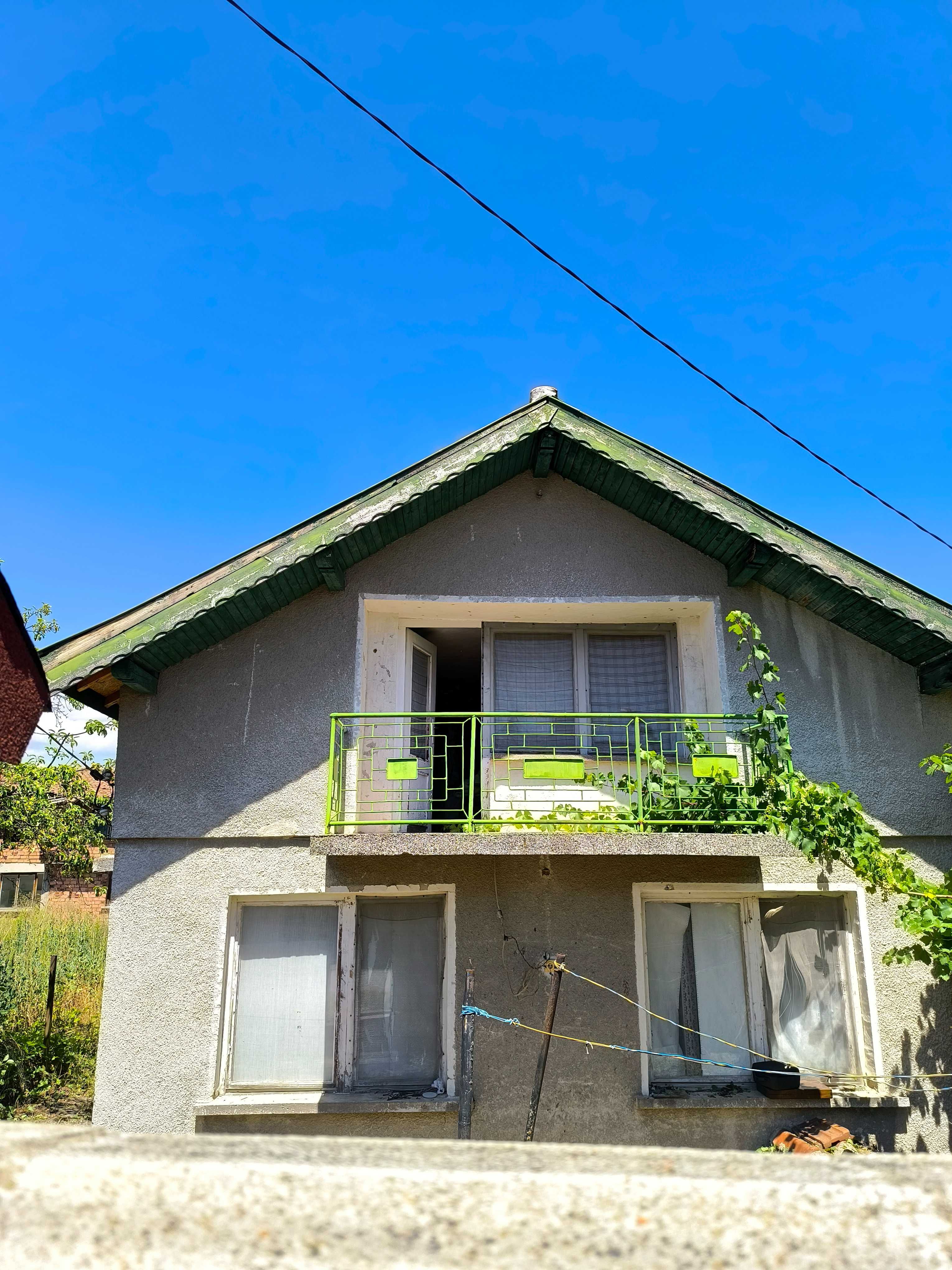 Продавам  масивна двуетажна къща в с. Караполци, община Елин Пелин
