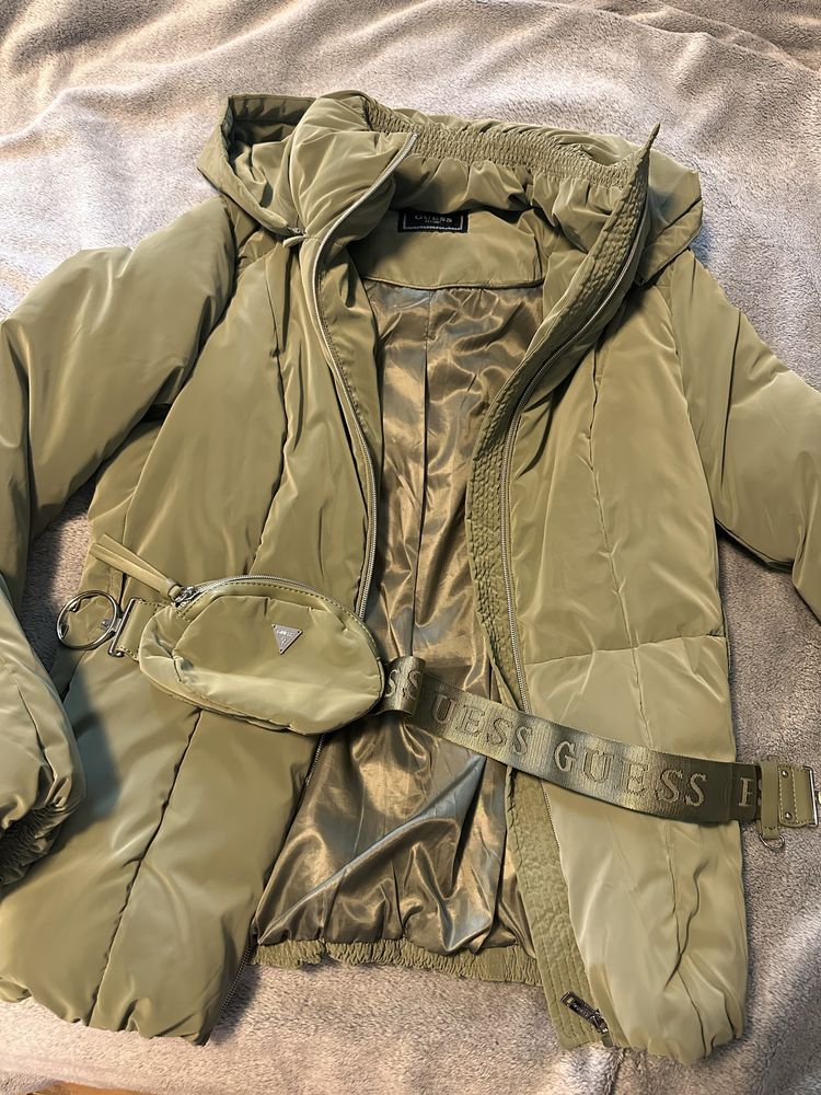 Зимно яке на марката Guess