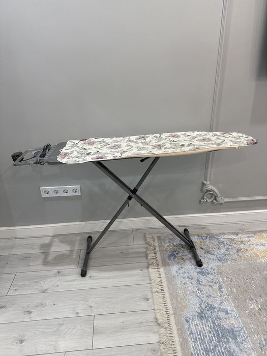 Продам устойчивую гладильную доску.