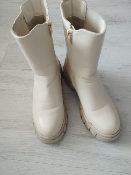 Дамски бежови боти