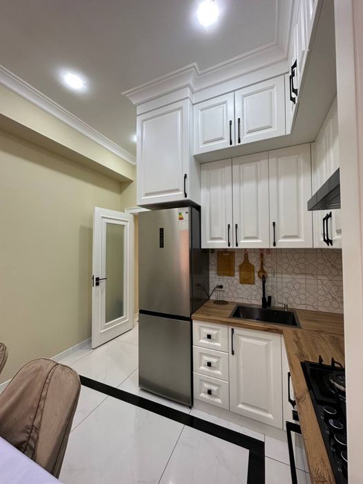 3 xonalik kvartira sotiladi. 1-etaj 92 kv lik xonadon.