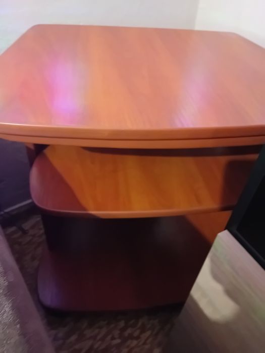 Тв масичка с въртящ плот