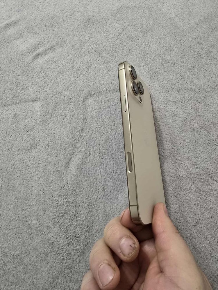 Продавам iphone 16 pro max 256 gb Desert Titanium