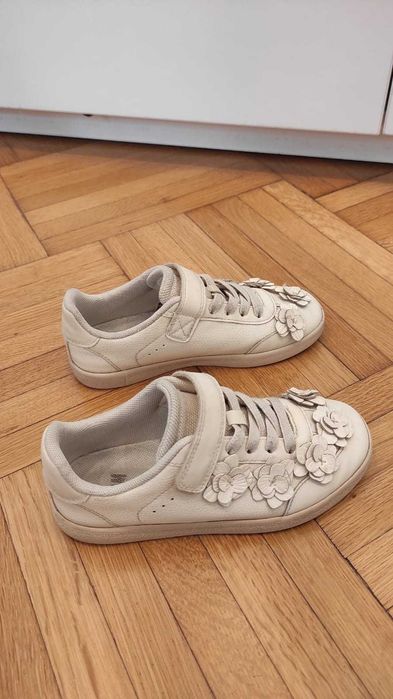 Adidasi fete H&M masura 31, inchidere cu scai si aplicatii floricele