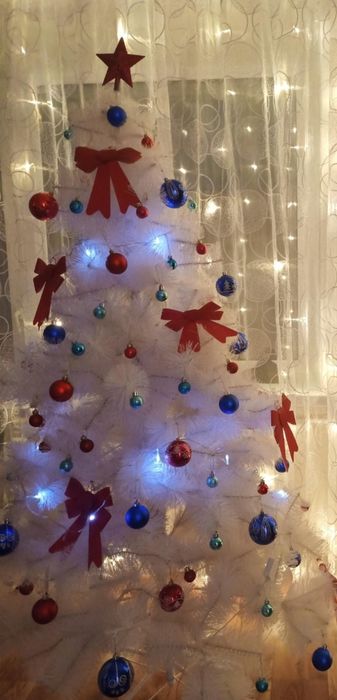 Продам ёлку белого цвета, вместе с игрушками