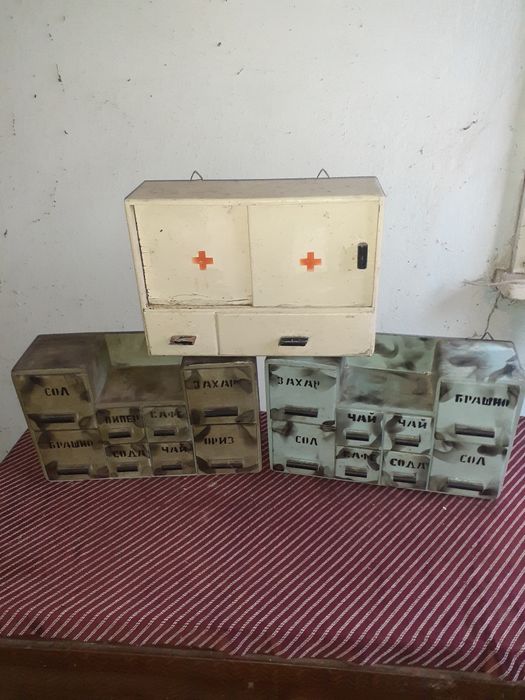 Стара аптечка и кутии за подправки