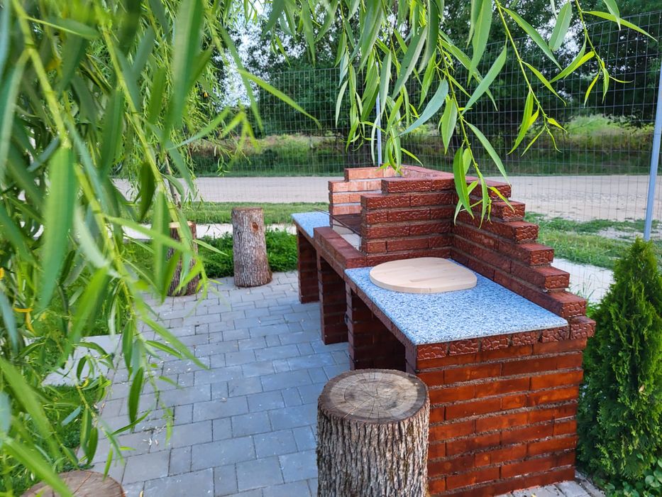 Curte cu loc de joaca de inchiriat