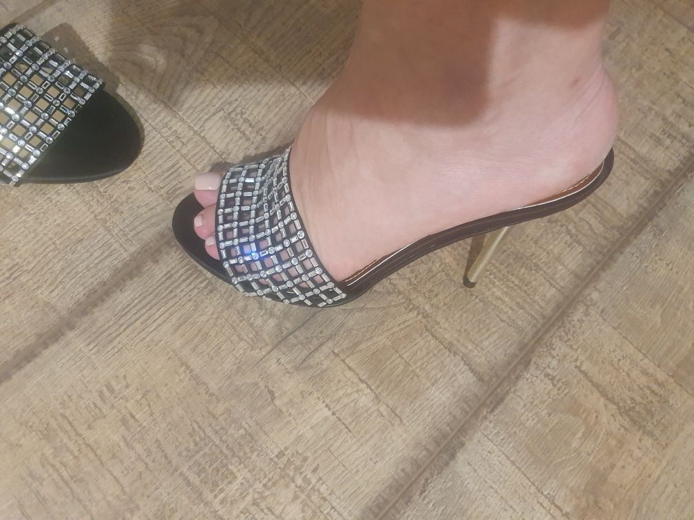 Sandalele  elegante Guess