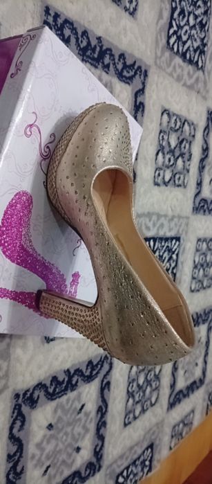 Oyoq kiyim 37 oʻlchamli Kabluk