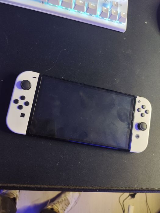 Nintendo switch oled с три игри и кутия на 6 месеца