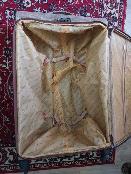 Большой чемодан бежевый