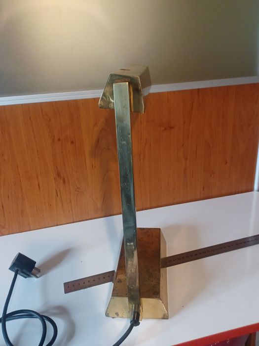 Ретро стара масивна настолна лампа