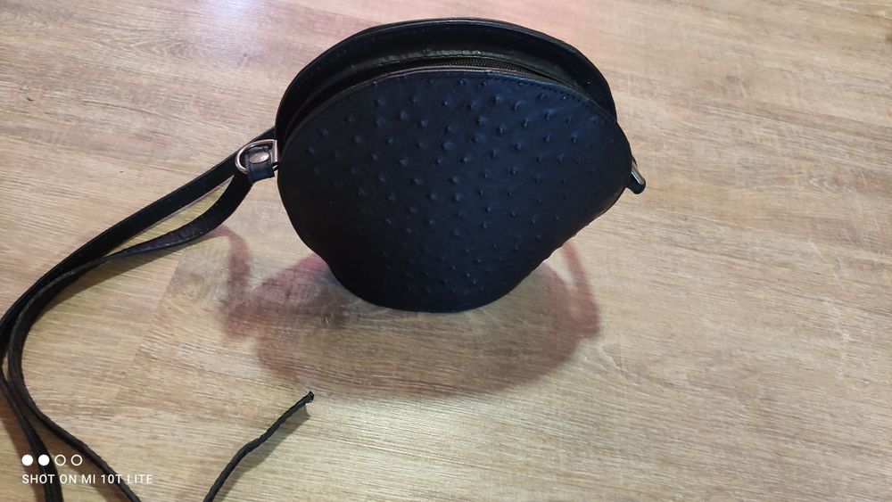 малка черна чантичка