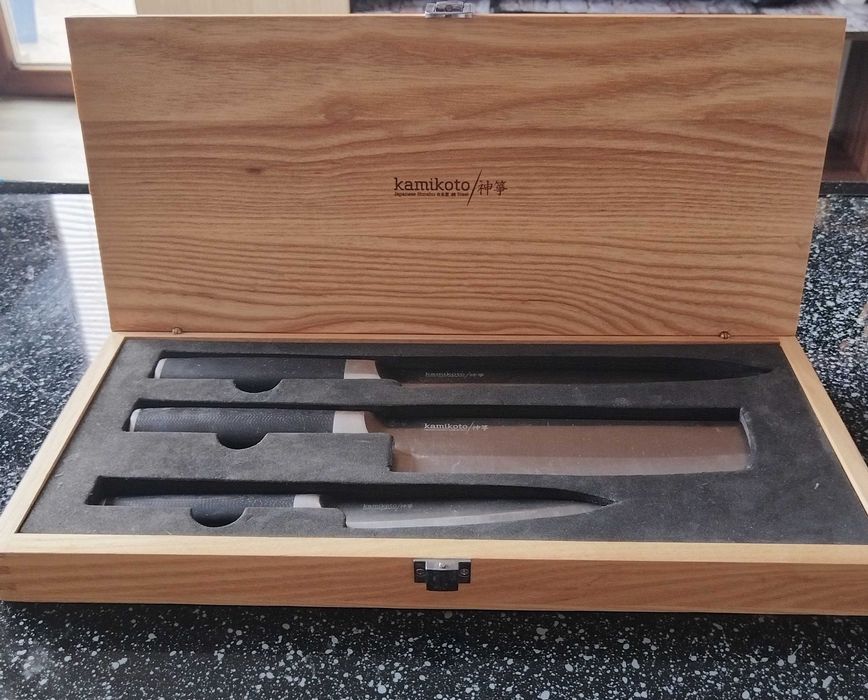 Ножове Kamikoto,  в оригиналната кутия, почти неизползвани.